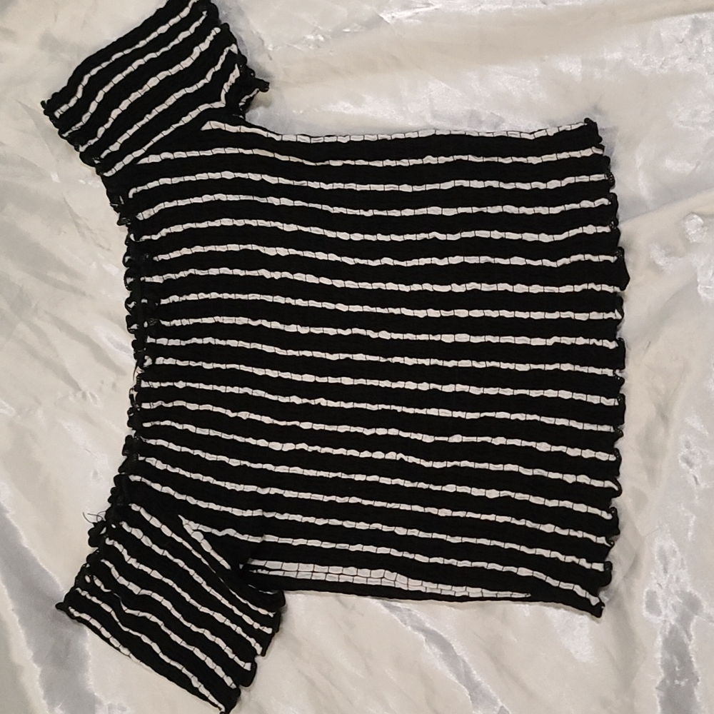 Soft stretchy shirt black and white